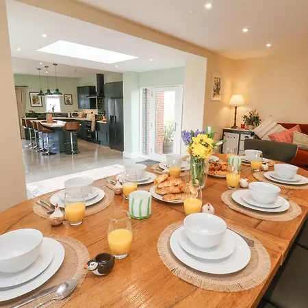 The Old Guard House בית נופש וויטבי